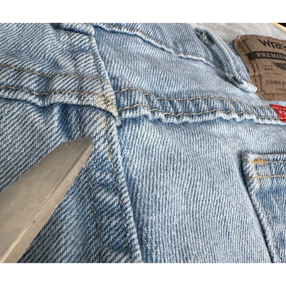 Wrangler Premium Quality Jeans Men's 34x30 Light Wash Straight Leg Denim - Picture 10 of 13